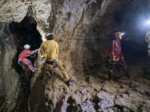 Auch das Kamerateam taucht in die Höhle ab. (Bild: B. Hoffmann)