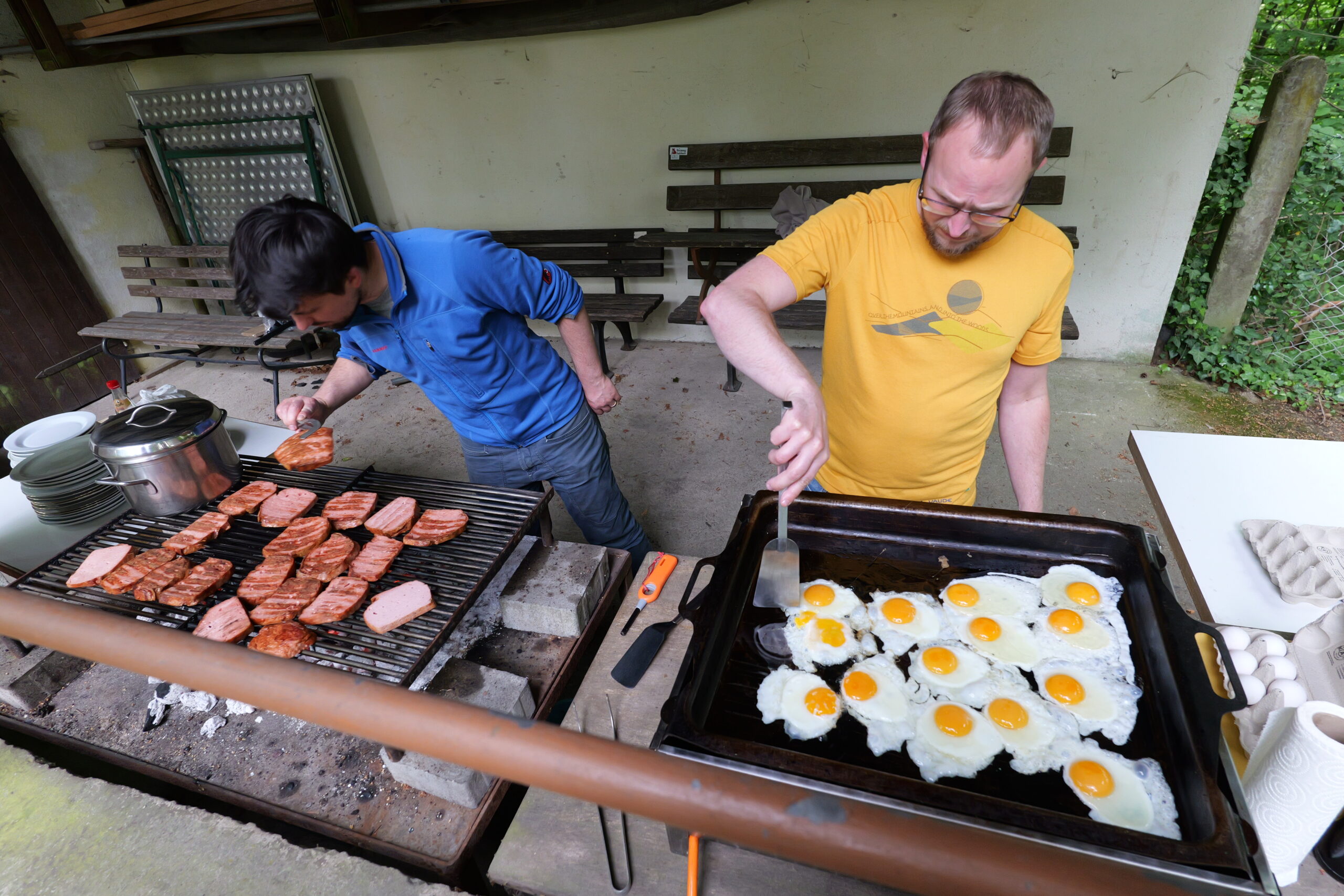 HöFos bei der Zubereitung des Abendessens
