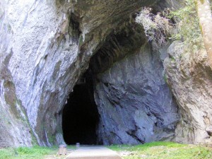 Eingang der Höhle von Cullalvera bei Ramales de la Victoria