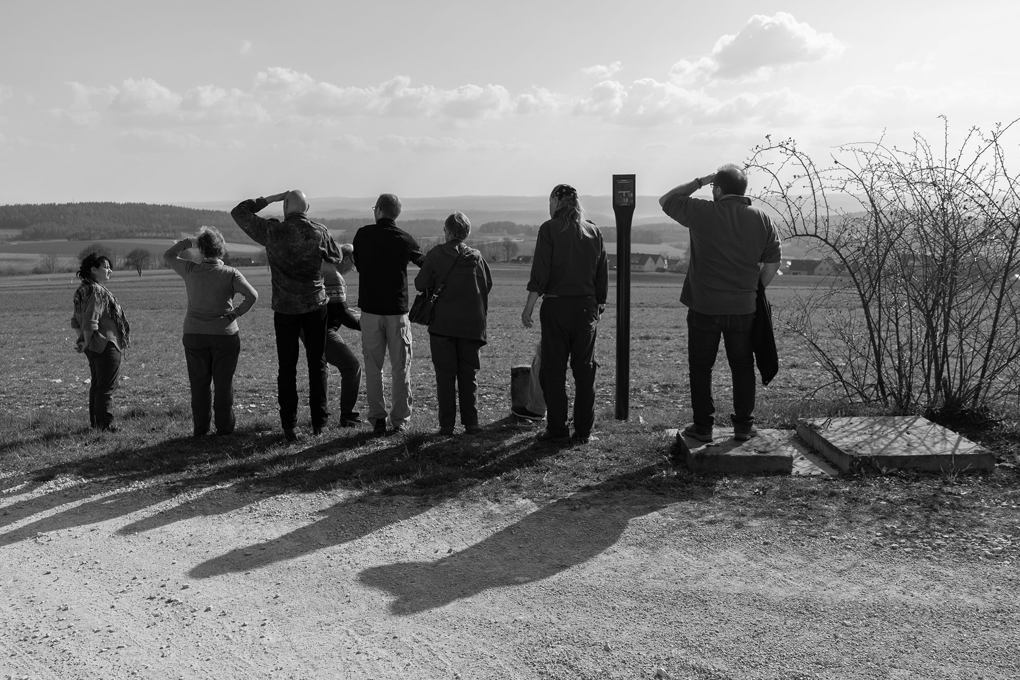 Die Teilnehmer blicken von der Hohenmirsberger Platte nach auf die Fränkische Kuppenalb Richtung Süden (Foto: Nicole Jindra)