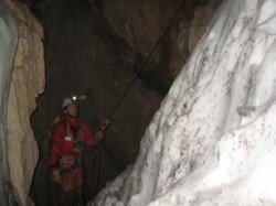 Auf dem Schneekegel des Karstgassenschachts