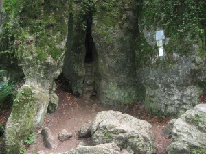 Eingang Schönsteinhöhle 2009, die Hinweisschilder sind mit Farbe verschmiert