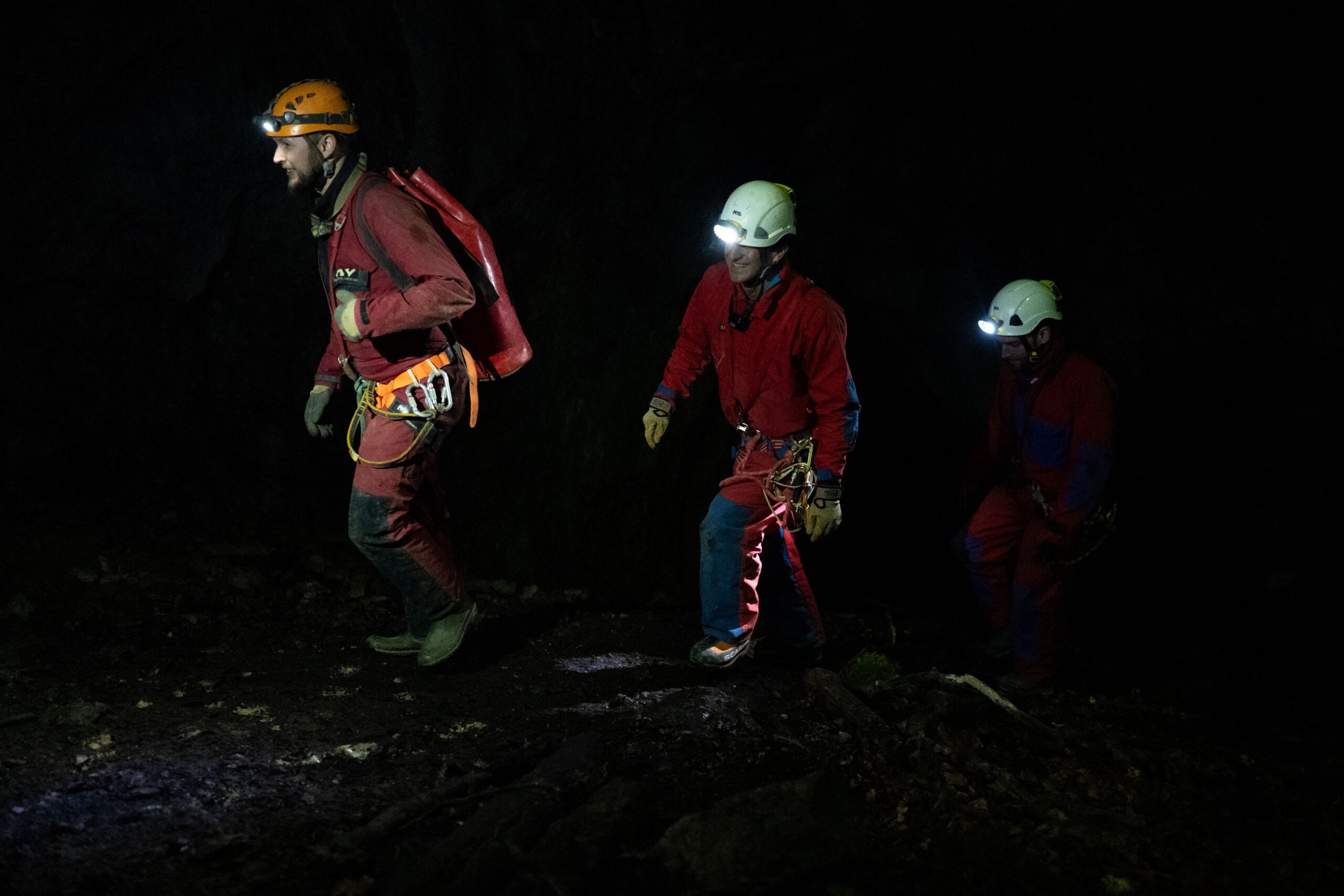 Patrick Winkelmann (1. Vorsitzende der FHKF) zeigt den Keltterern Michi und Chris die Welt unter den Kletterfelsen (Foto: BR/Simon Kolowski)
