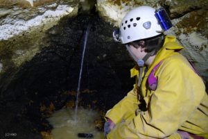 Bei -90 m tritt erstmals ein stärkeres Gerinne in die Bullenhöhle ein