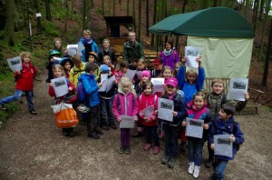 Gruppenfoto mit Urkunden nach der erfolgreichen Befahrung d