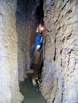 Höhle ohne Namen (Stein am Wasser) (Foto: T. Schneider)